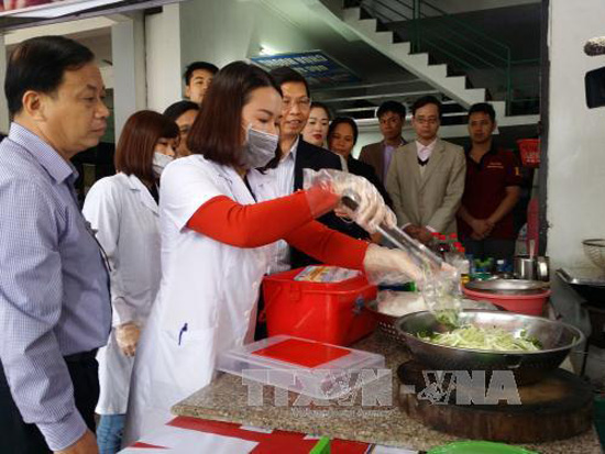 Lễ hội vẫn tiềm ẩn nhiều nguy cơ mất an toàn thực phẩm ảnh 1